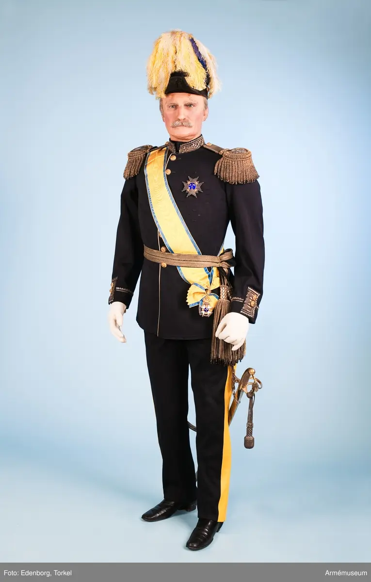 Vapenrock av mörkblått kläde med broderad krage och artilleriknappar.