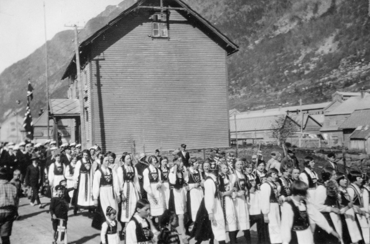 17.mai-tog opp Røldalsvegen forbi Gamleskulen.