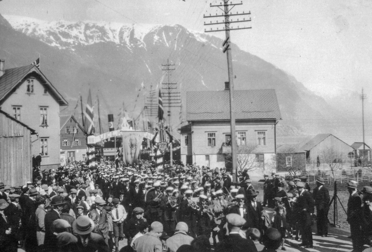 Sangerstemne i Odda pinsen 1929. M/K Lindenes ligg til kai.