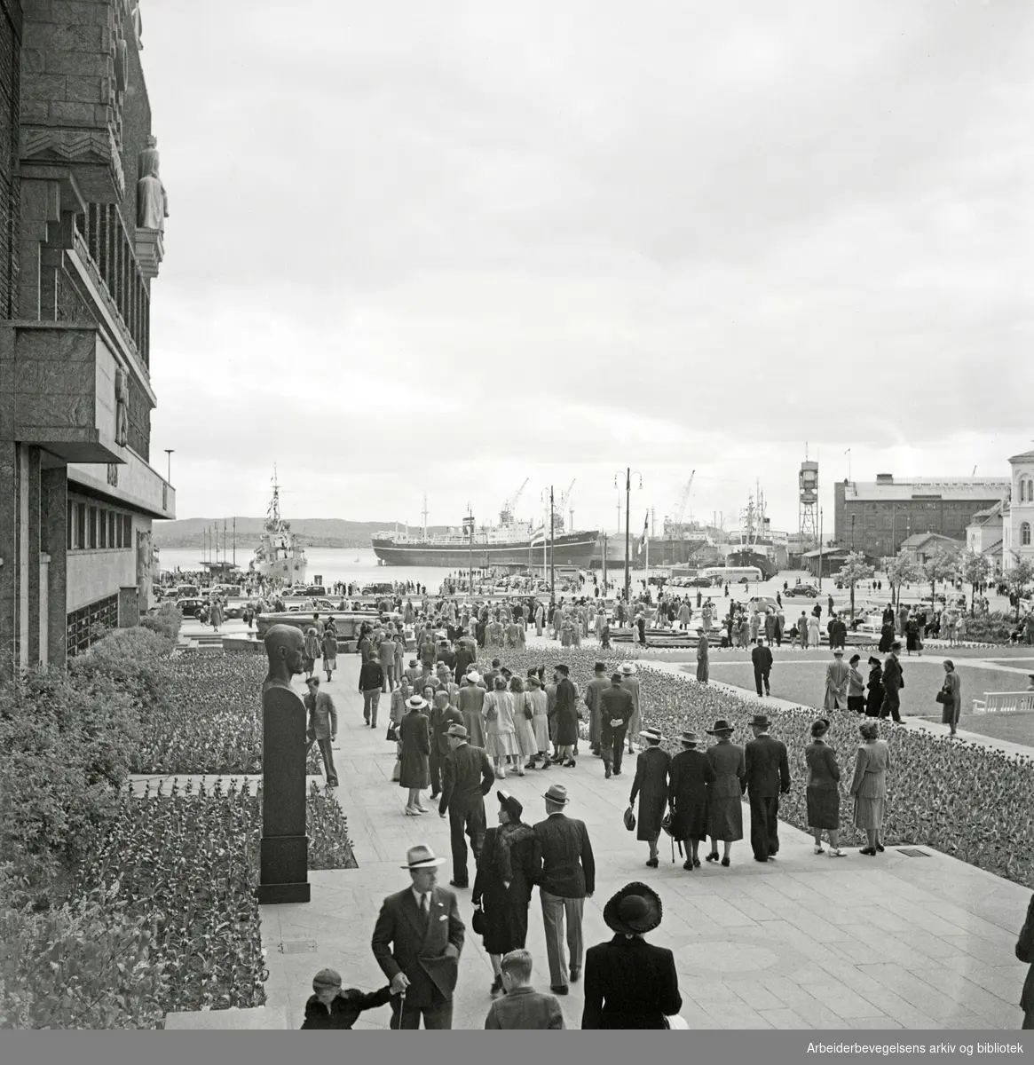 Bilder fra feiringen av Oslo bys 900-års jubileum, mai 1950. Kronprinsesse Märthas plass. Rådhushagen. Opprinnelig Solplassen. Portrettbyste av Fridtjof Nansen. Akers mek. Verksted. Nyland Vest.