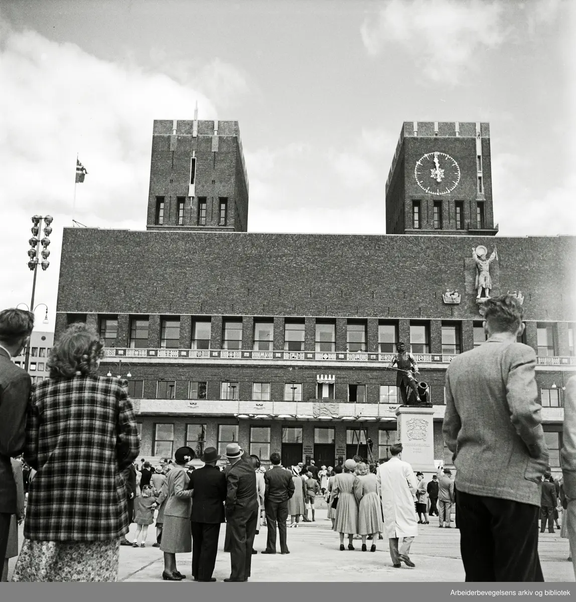 Fra feiringen av Oslo bys 900-års jubileum, mai 1950. Oslo Rådhus ble innviet 15. mai 1950. Rådhusplassen.
