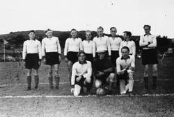 Frøyland fotballag då dei opna banen på Frøyland i 1948.
På 