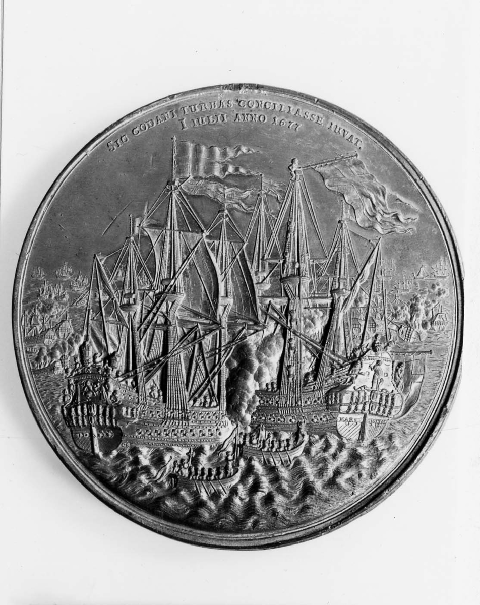 Åtsidan:I mitten syns kung Kristian V:s krönta monogram. Ovanför finns de strålande hebreiska bokstäverna för "Jehova" tillsammans med fyra rader böjd text. Till vänster om monogrammet syns en arm som stiger upp ur molnen med orden "This salutis" (= frälsningens dag), medan till höger står en grupp på åtta barn med kransar, kvistar och kronor och orden "Dicent posteris" (= må de berätta för eftervärlden).
Längst ner syns Corona Navalis (romersk symbol för sjööverhöghet) mellan textrader som förklarar de tre största framgångarna som gav den danska flottan detta magnifika pris. 
Frånsidan: Scen från sjöslaget i Køgebukten. Huvudscenen visar det danska amiralskeppet "Christianus V" som tvingar det svenska linjeskeppet "Mars" att lämna slagfältet och ta ner den svenska flaggan från masten. Fler fartyg strider i bakgrunden. Hämtat från Numista.com