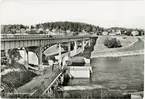 Vy över bron nedanför kraftverket i Bergeforsen. Vykort.