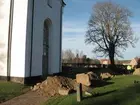 Exteriör, Hässleby kyrka i Eksjö kommun. På bilden syns ett schakt som grävts för att ansluta kyrkan till fjärrvärmenätet.