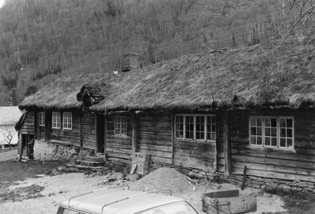 Dokumentasjonsbilder i serie av et stovehus i Øvstegara på Løset i Stordal. Denne stova er senere flyttet til tunet ved gamlekirka i Stordal.