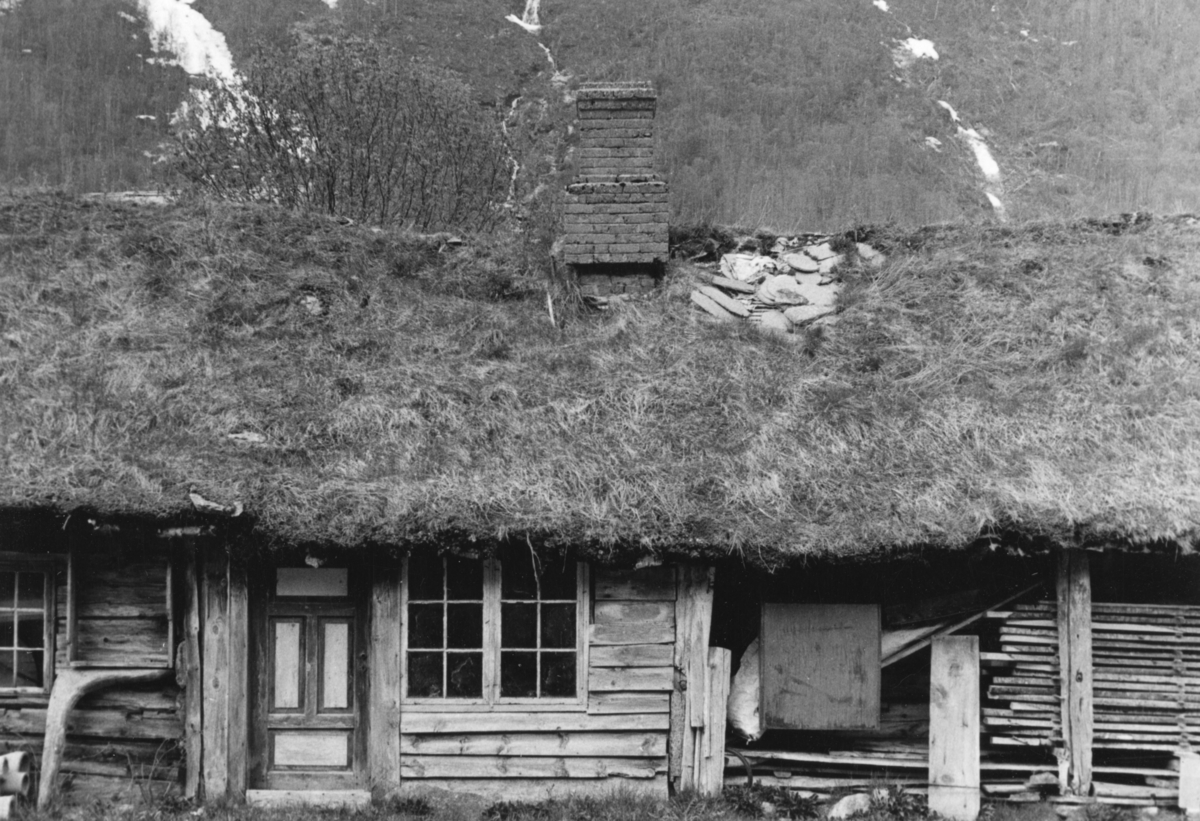 Dokumentasjonsbilder i serie av et stovehus i Øvstegara på Løset i Stordal. Denne stova er senere flyttet til tunet ved gamlekirka i Stordal.