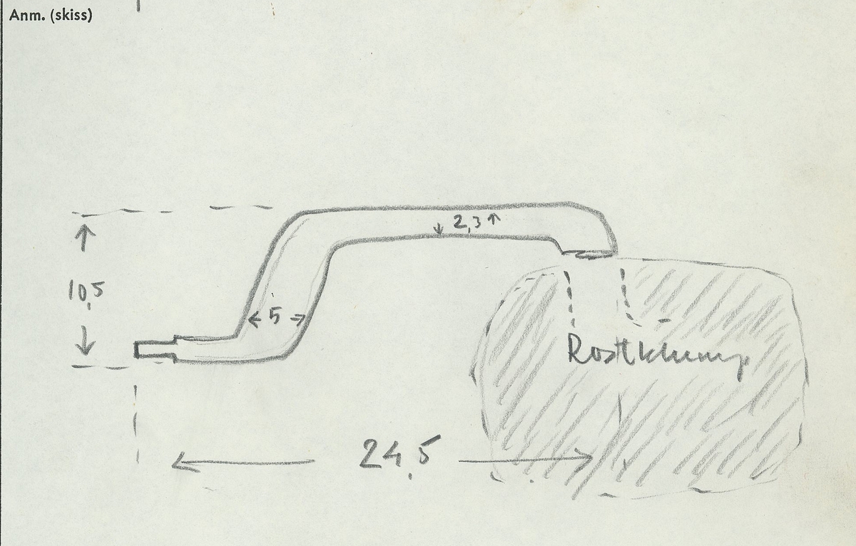 Ett skaft till en borr, sk borrsväng. Skaftet har fasade ytterkanter. Skaftet, som tidigare varit avbrutet, har fogats samman av konserveringsenheten 1996.

Skaftet är välbevarat. På skaftets yta syns blå utfällningar.

För mer information se Dokumentationsblankett under Referenser – Länkade filer.


Text in English: The handle of a brace.

Cranked wooden handle with bevelled sides. Previously broken, repaired by the Conservation Laboratory in 1996.

Well preserved. Blue precipitations on surface.

For more information see the Documentation form under References – Linked files.