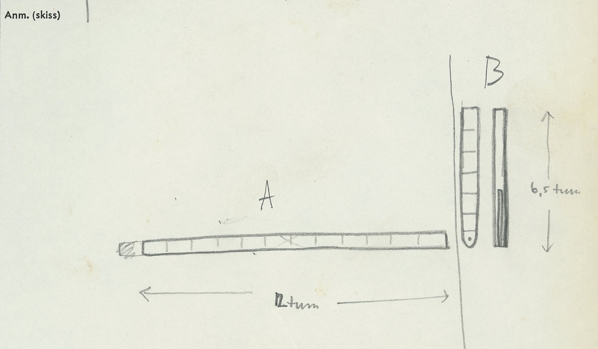 En tumstock av trä.

Tumstocken är försedd med elva inristade skåror som markerar tolv tum. På den mittersta skåran finns ett inristat kryss. Ytterligare ett kryss, dock något mindre, har ristats in vid skåran närmast mittskåran.

Tumstocken är i gott skick.

För mer information se Dokumentationsblankett under Referenser – Länkade filer.