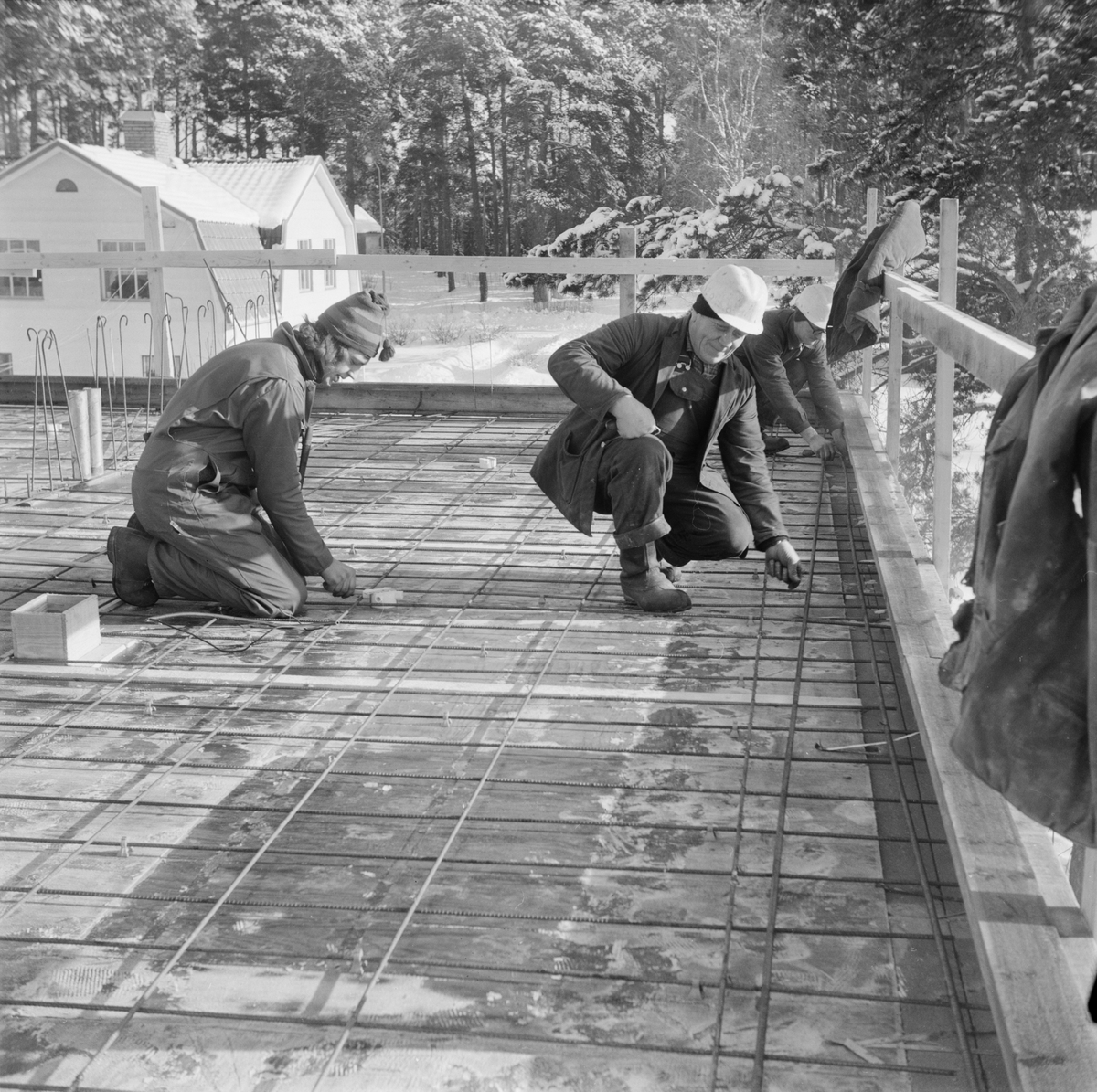 Milda vintern uppskattad av byggfolket i Månkarbo, Uppland, februari 1972