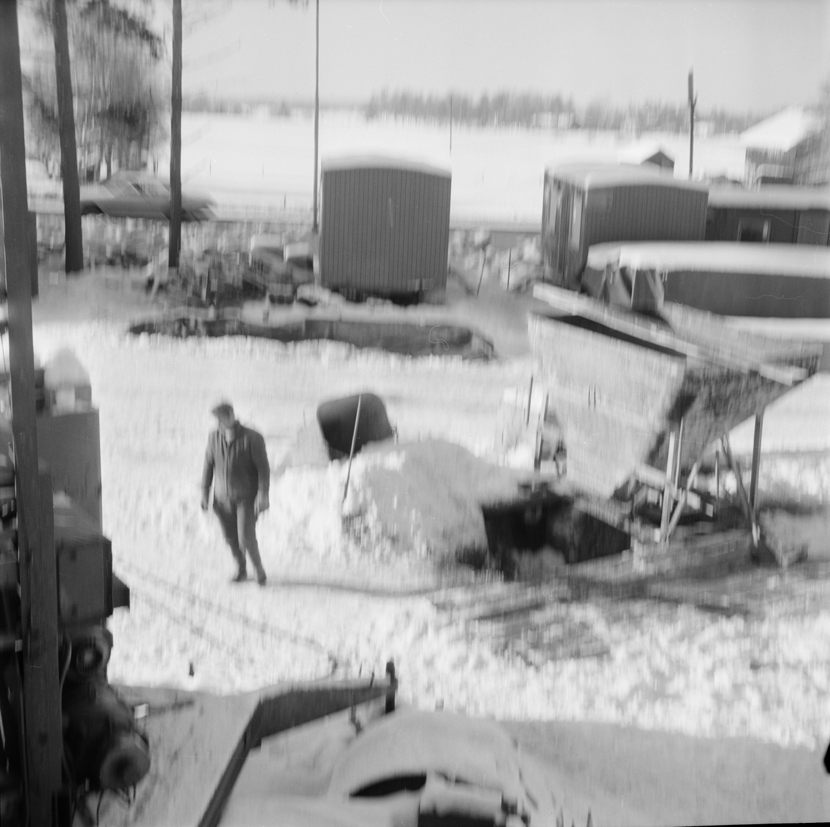 Milda vintern uppskattad av byggfolket i Månkarbo, Uppland, februari 1972