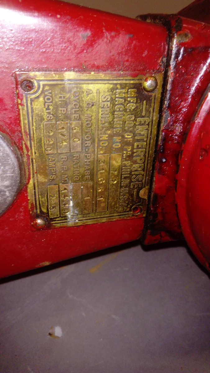 Elektrisk kaffekvern brukt i butikk. 
Kaffebønner helles i maskinen og males til kaffe, fortrinnsvis for kokkaffe.
Er komplett med avtagbar beholder for å fylle den ferdig malte kaffen i poser evt annet, samt ledning med støpsel. 

Maskina er rødlakkert, er slitt med noe rust og rester av olje eller fett.