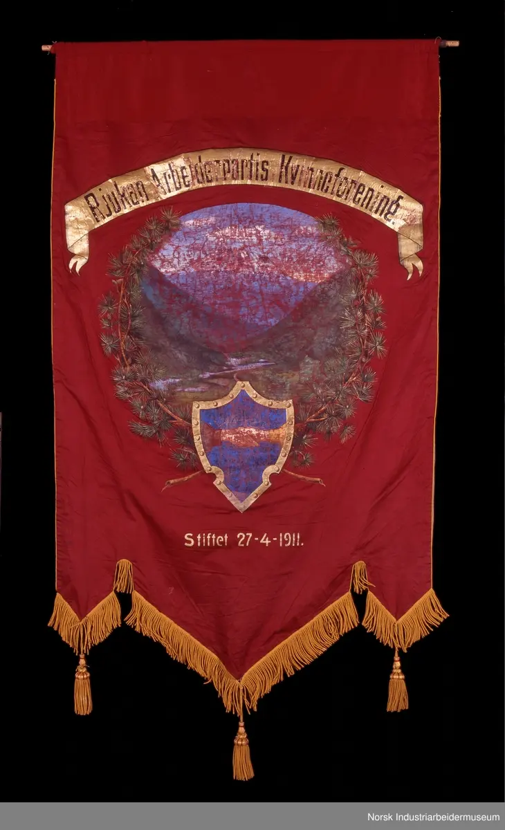 Side 1: Omkranset av furukrans, bilde av Gaustatoppen? og Vestfjorddalen (fra Miland?)
Nederst: Håndtrykk, blå bakgrunn
Side 2. Stjerne i gull oppe, bjørkekrans bundet med norsk flaggbånd, håndtrykk. Øverst malt kappe (illusjon) rød og gull, med folder og frynser