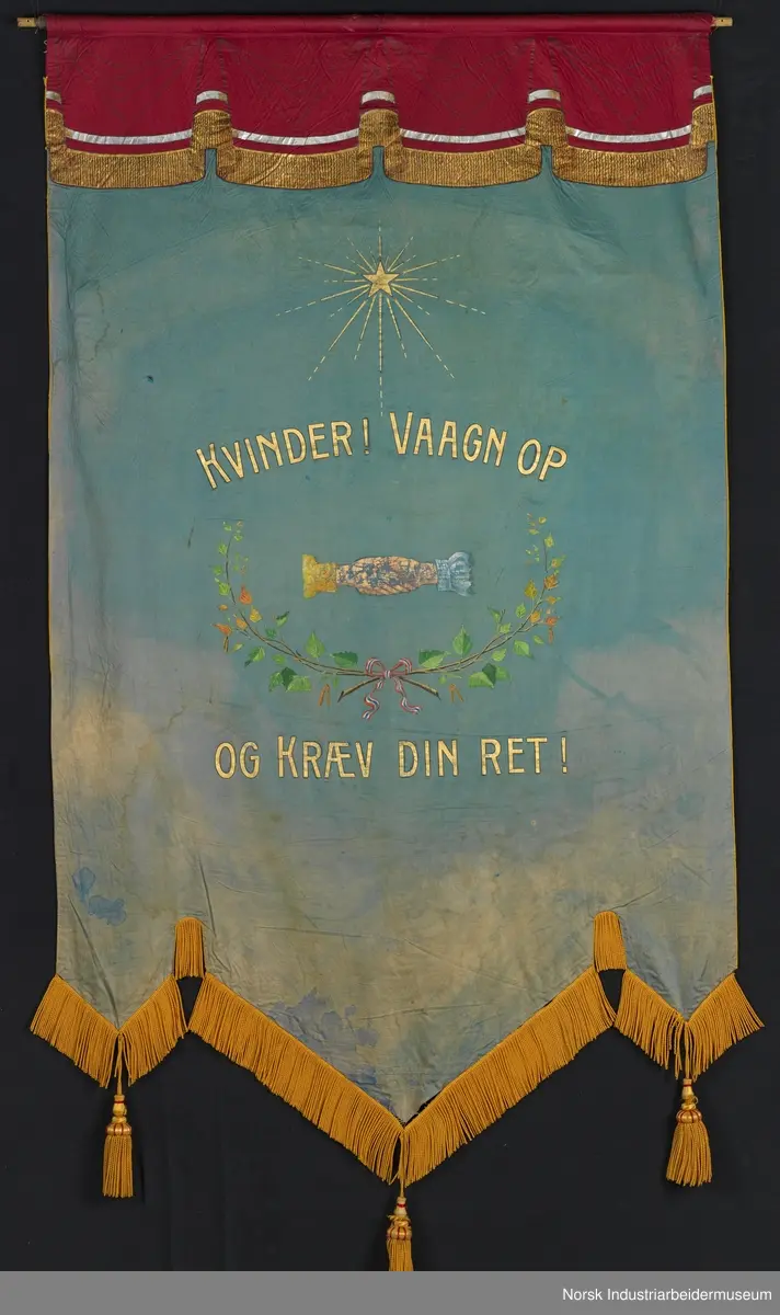 Side 1: Omkranset av furukrans, bilde av Gaustatoppen? og Vestfjorddalen (fra Miland?)
Nederst: Håndtrykk, blå bakgrunn
Side 2. Stjerne i gull oppe, bjørkekrans bundet med norsk flaggbånd, håndtrykk. Øverst malt kappe (illusjon) rød og gull, med folder og frynser