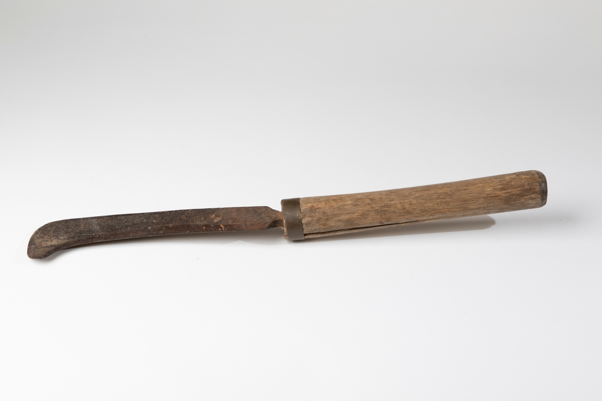 Lövkniv med skaft av trä och blad av järn med otydlig stämpel. Bladets ände är något böjd.