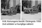 4. komp, juni 1958. 
H.M. Konungens besök vid regementet.
Två vaktsoldater vid sidan av monumentstridsvagnen (m/21) utanför kanslihuset.