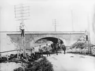 Linjebyggnad. Korsning av järnvägen vid Drevviken under linjebyggnad för Stockholms fasta försvar 1907