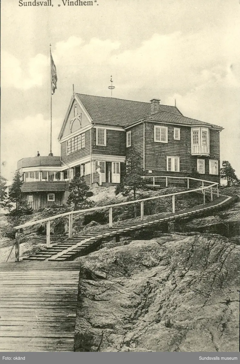 Vykort med motiv över Vindhem, segelsällskapets klubbhus i Sundsvall. Uppfört 1911.