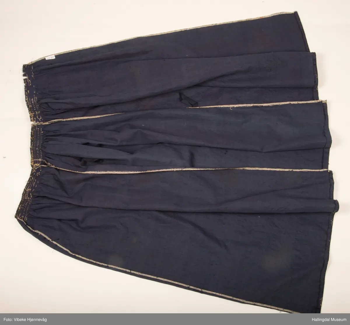 6 rynketråder av lin, neo ødelagt.  Har muligens vært understakk til brudestakk HFN 03619.