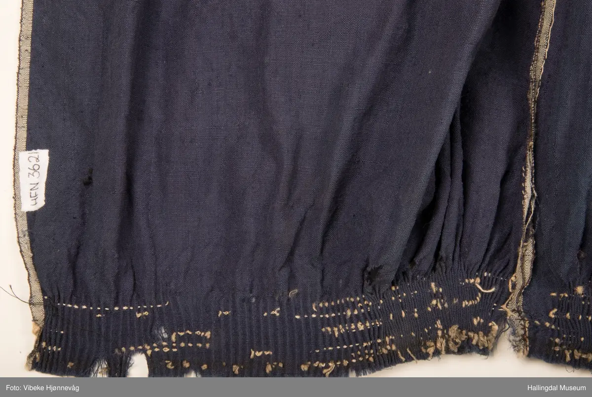 6 rynketråder av lin, neo ødelagt.  Har muligens vært understakk til brudestakk HFN 03619.