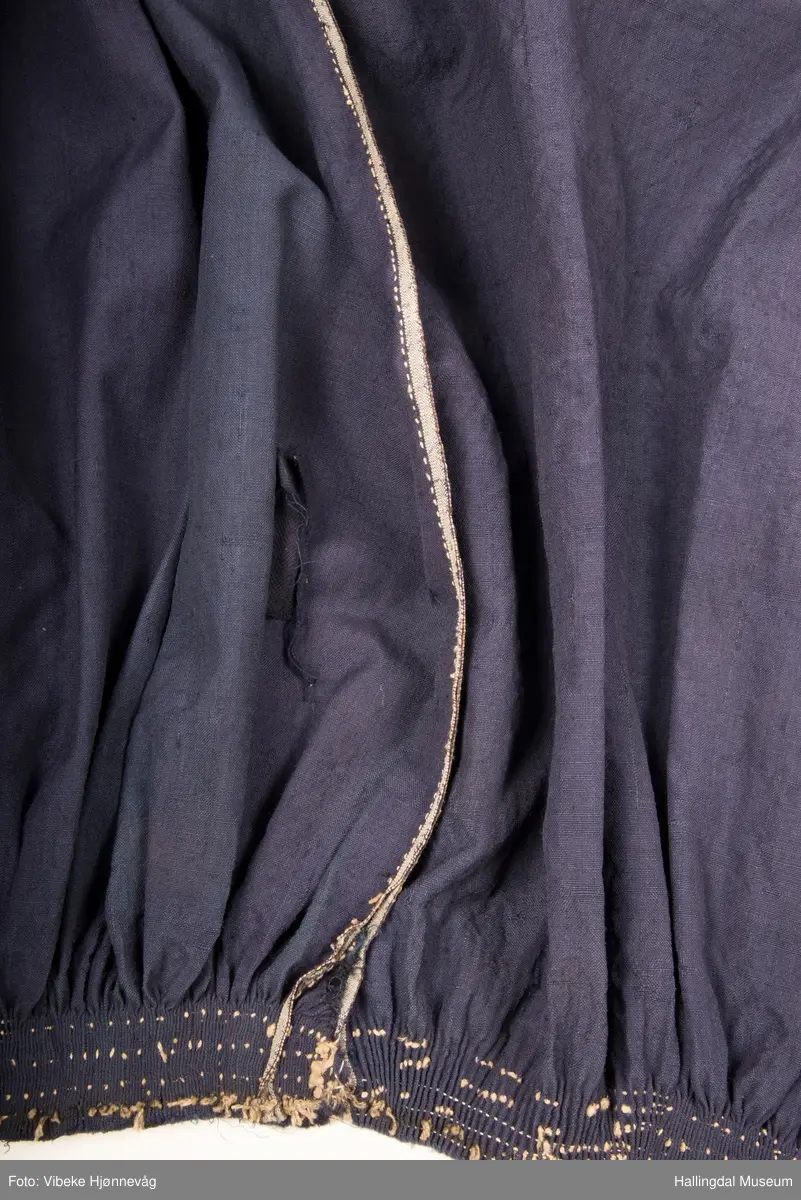 6 rynketråder av lin, neo ødelagt.  Har muligens vært understakk til brudestakk HFN 03619.