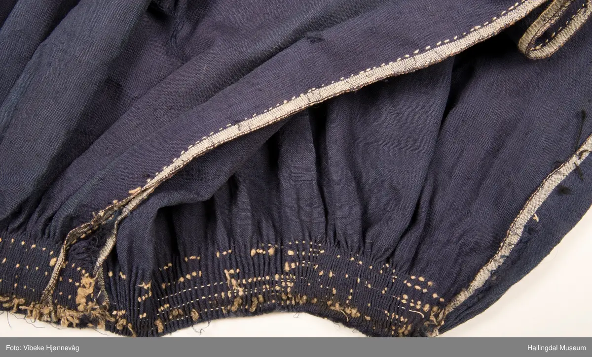 6 rynketråder av lin, neo ødelagt.  Har muligens vært understakk til brudestakk HFN 03619.