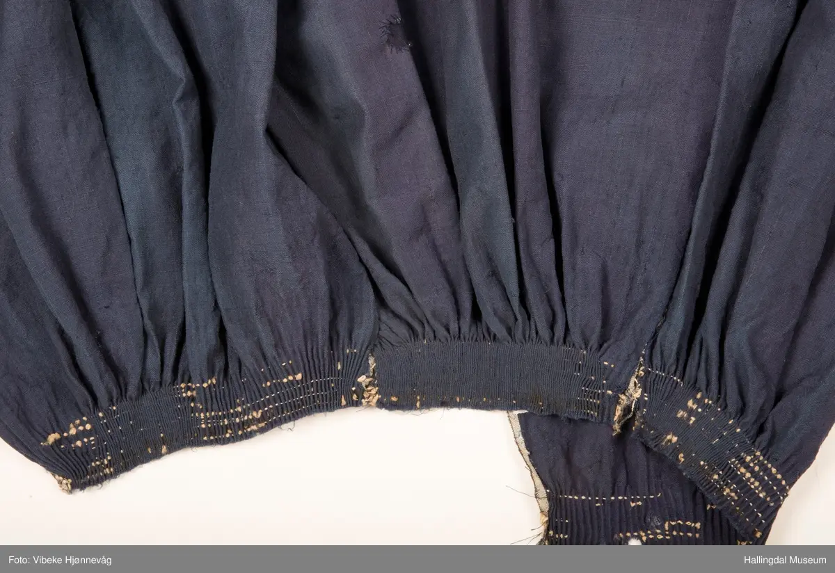 6 rynketråder av lin, neo ødelagt.  Har muligens vært understakk til brudestakk HFN 03619.