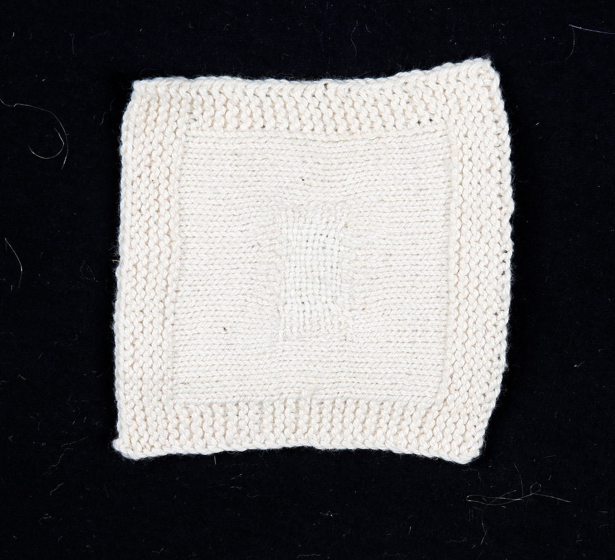 A:Er håndstrikket,av form er den kvadratisk.Om kantene har den en slags bord,i sentrum har den stoppeprøve

B:Prøve med lapp knapper,stropper og hekter.Den er retangulær i form,der er brukt bomullslerret.

C:Pynteduk i kvadratisk form,har fargene kvit og rød,det er delt inn i ruter.Det er fem ulike reparasjonseksempler ved hjelp av stopping med veveteknikker der den røde tråden er kontrasttråden som viser teknikken. 
