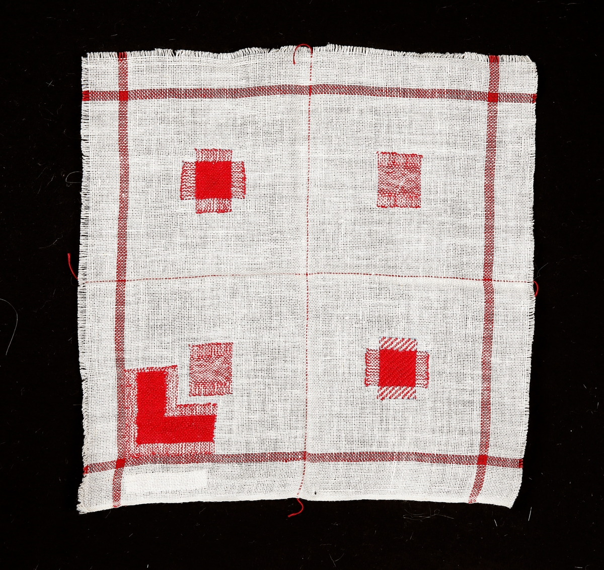 A:Er håndstrikket,av form er den kvadratisk.Om kantene har den en slags bord,i sentrum har den stoppeprøve

B:Prøve med lapp knapper,stropper og hekter.Den er retangulær i form,der er brukt bomullslerret.

C:Pynteduk i kvadratisk form,har fargene kvit og rød,det er delt inn i ruter.Det er fem ulike reparasjonseksempler ved hjelp av stopping med veveteknikker der den røde tråden er kontrasttråden som viser teknikken. 
