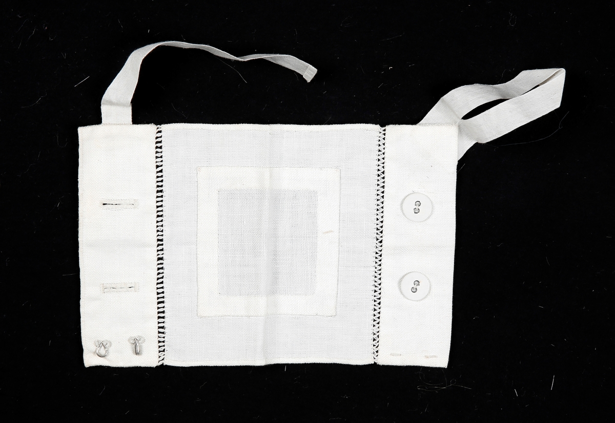 A:Er håndstrikket,av form er den kvadratisk.Om kantene har den en slags bord,i sentrum har den stoppeprøve

B:Prøve med lapp knapper,stropper og hekter.Den er retangulær i form,der er brukt bomullslerret.

C:Pynteduk i kvadratisk form,har fargene kvit og rød,det er delt inn i ruter.Det er fem ulike reparasjonseksempler ved hjelp av stopping med veveteknikker der den røde tråden er kontrasttråden som viser teknikken. 
