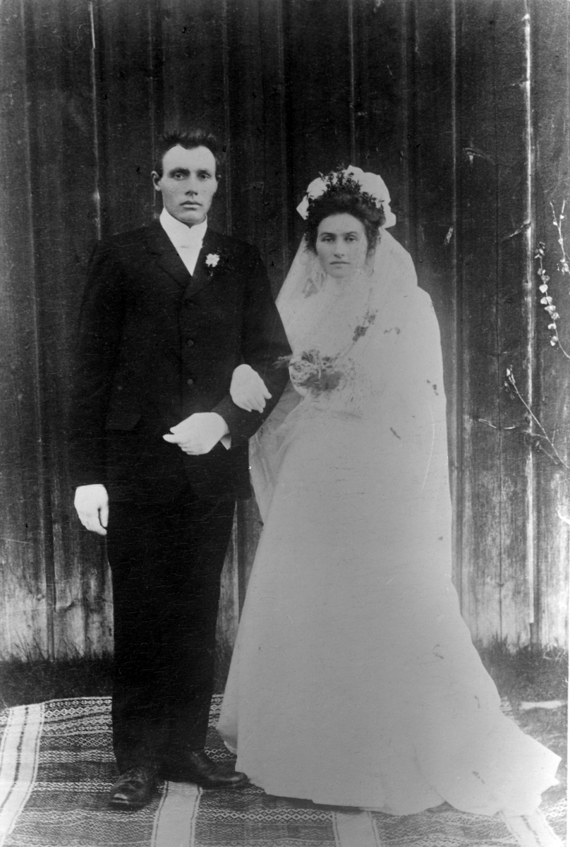 Brudebilde - Karenus Erlandson Kveberg, Jordet (1879-1959) og Anne Avlesdatter (1881-1971)
