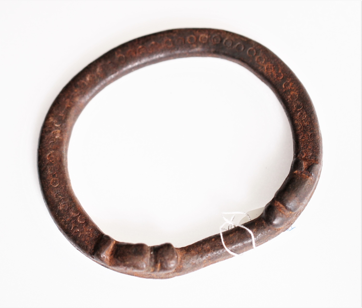 Oval, glatt smidd ring. To dyrehoder (ormehoder) vender mot hverandre og i munnen holder de ringen. Innslåtte ringer rundt på dørringen.