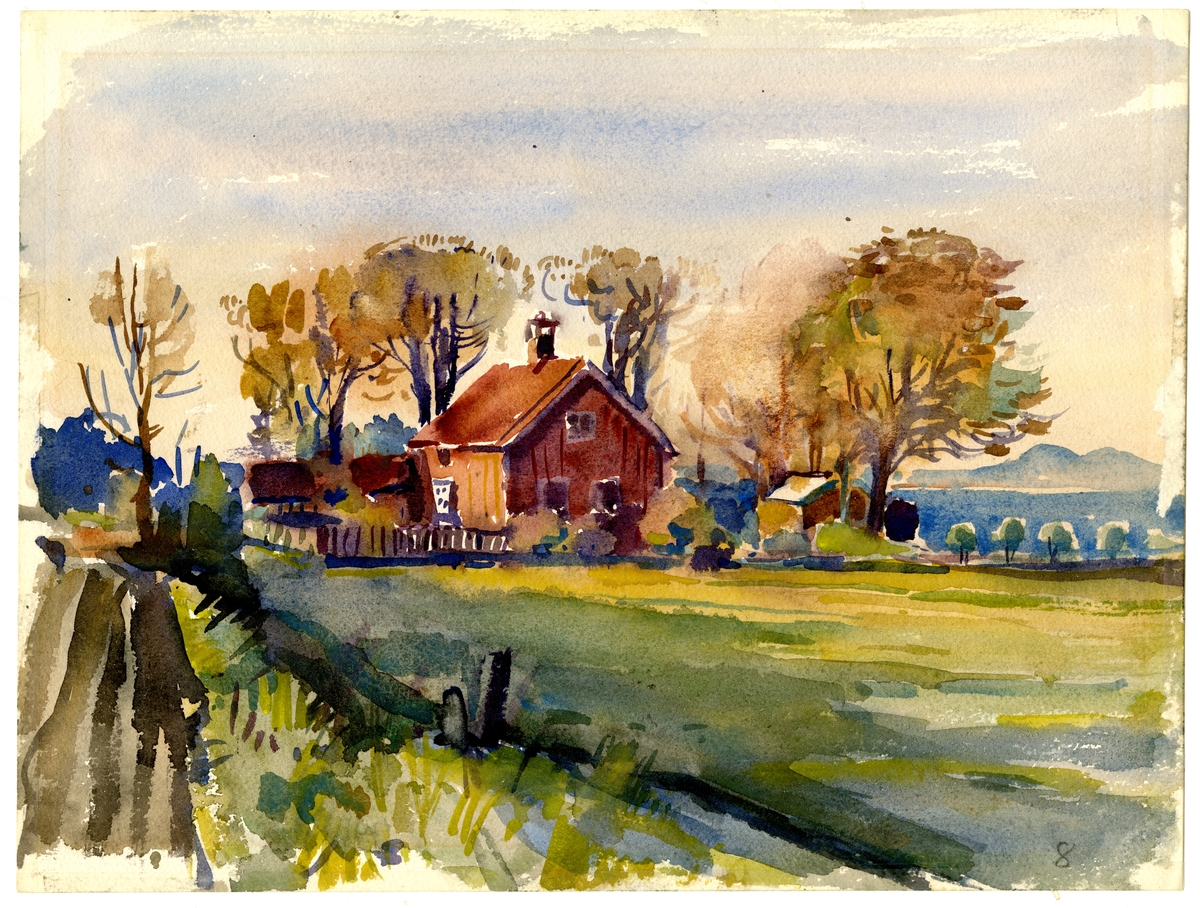 Et rødt hus i landskap. I bakgrunnen skimtes fjorden. I forgrunnen grønn åker.