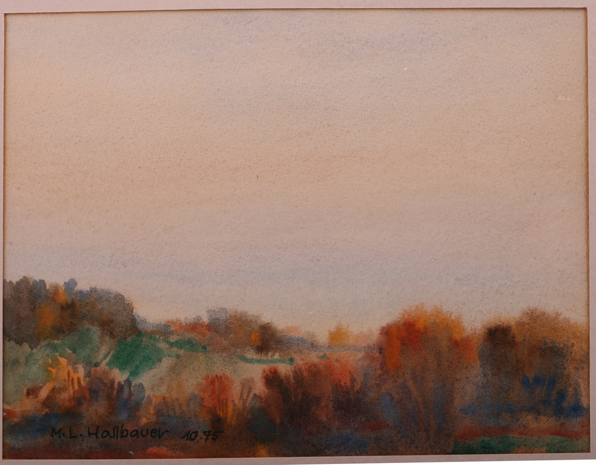 Akvarellen viser utsikten fra Ringve Gård og over fjorden. I forgrunnen sees trær og hagelandskap.