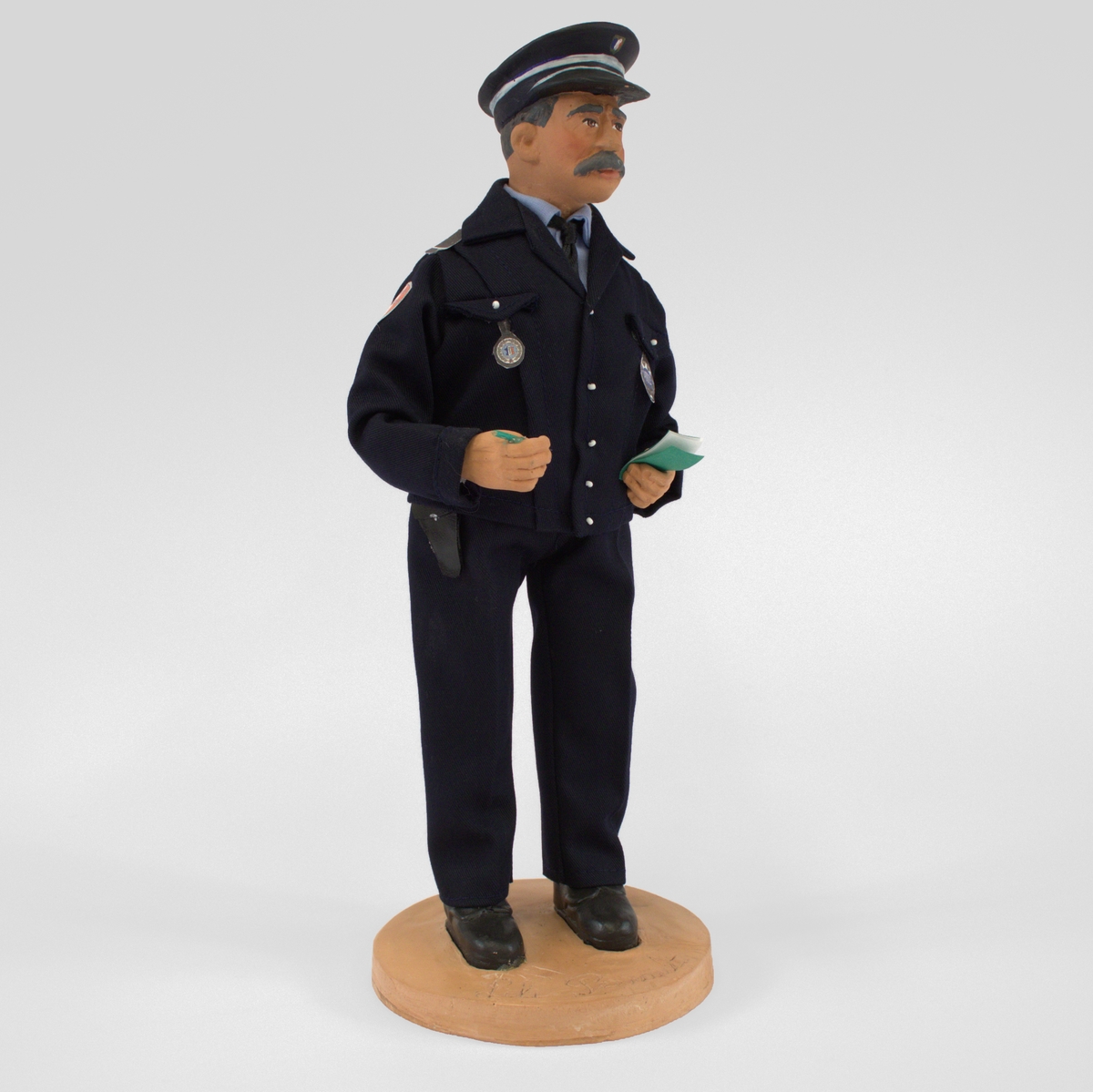 Figur av en fransk politimann laget av keramikk.