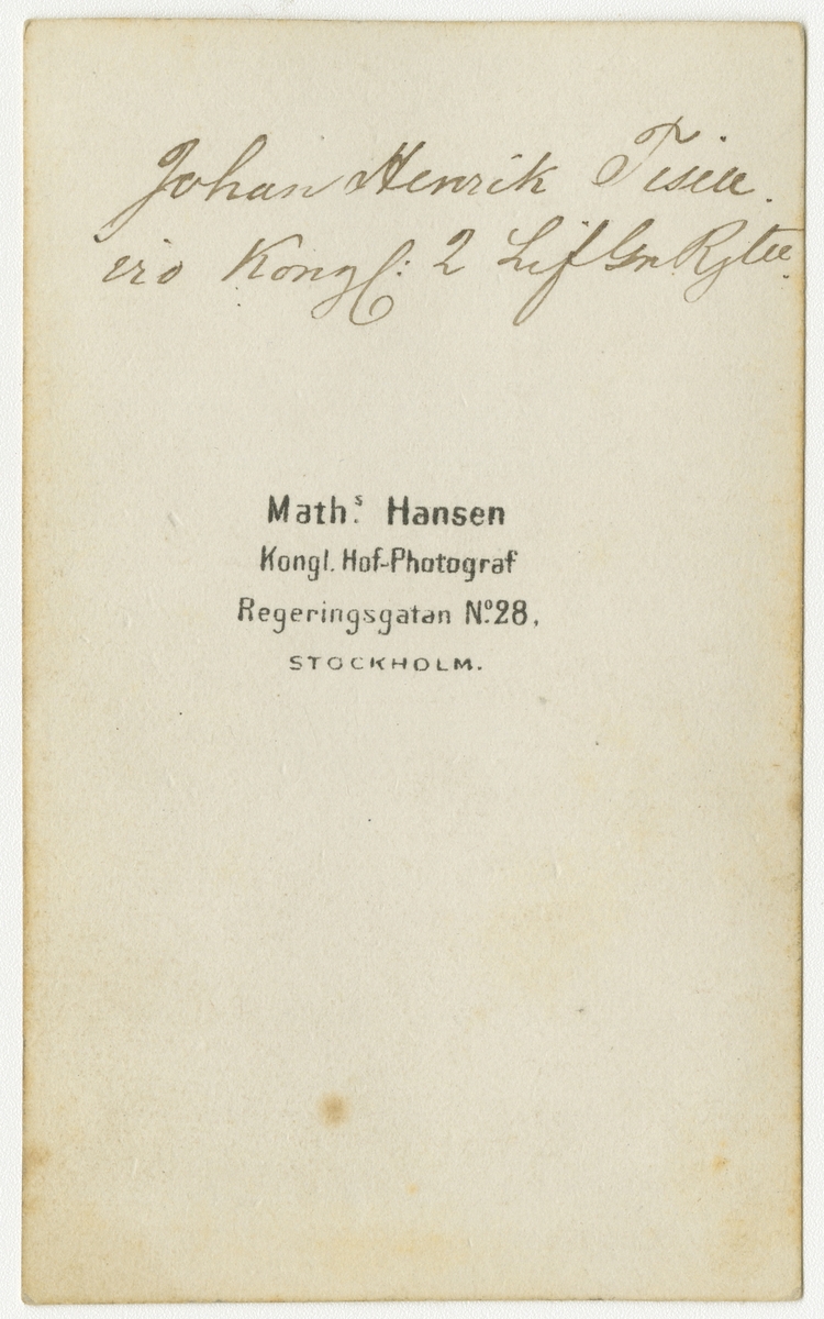 Porträtt av Johan Henrik Tisell, kapten vid Andra livgrenadjärregementet I 5.

Se även bild AMA.0001877 och AMA.0001924.