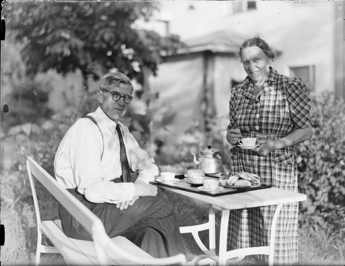 Kaffestund i trädgården hos makarna Öhrn, Stångören, Östhammar, Uppland
