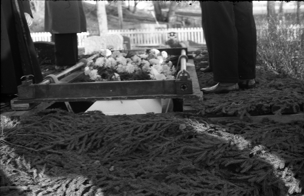 Tre bilder fra begravelse på Hoff kirkegård juli 1961. Muligens fra Peder Anton Gårderhagens begravelse.