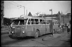 Buss tillhörande Aktiebolaget Stockholms Spårvagnar, SS H3 250 står på hållplats vid Norra Bantorget.