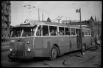 Buss tillhörande Aktiebolaget Stockholms Spårvagnar, SS H3 250 står på hållplats vid Norra Bantorget.