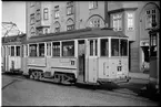 Vid hållplats på linje 9 står Aktiebolaget Stockholms Spårvägar, SS B5 910. Linjen trafikerade mellan Karlberg - Slussen - Danvikstull.