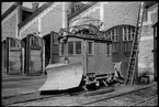 Snöplog på spårvagn utanför vagnhallen i Rosenborg, Östermalm, i Sundsvall, 1949-08-08.