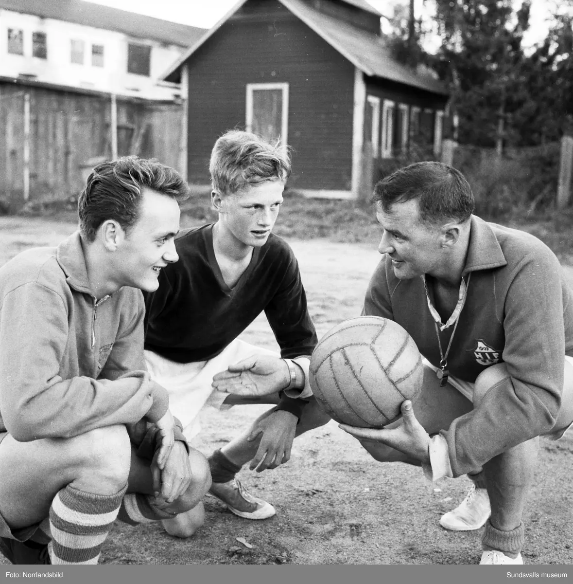GIF Sundsvalls juniorlag 1957 tränar på Stenkrossplan. Tränaren heter Rolf Gustafsson.