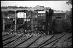 Ödeläggelse av vagnhall och fordon efter branden på Aga industriområde 1949-09-19, i Lidingö. Till höger i bild Stockholm - Södra Lidingöns Järnväg, SSLidj spårvagn 24.