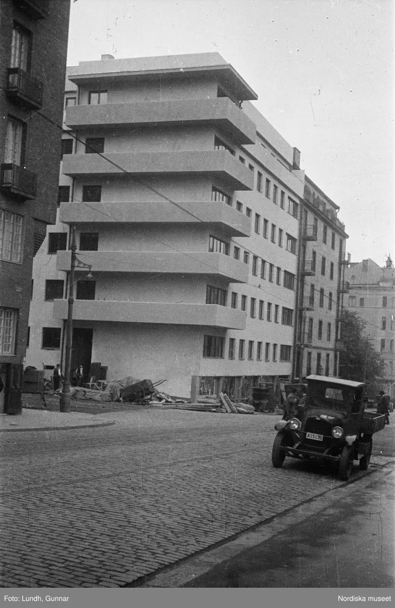 Motiv: Slottet, Riksbanken, Lyktgubbe, Riksbron, Norrström;
Man med stege vid gatlykta.

Motiv: Astor på sjukhus, Ego på Djurgårdsbron, Polishusets rivning, Operan;
Rivningsfastighet.