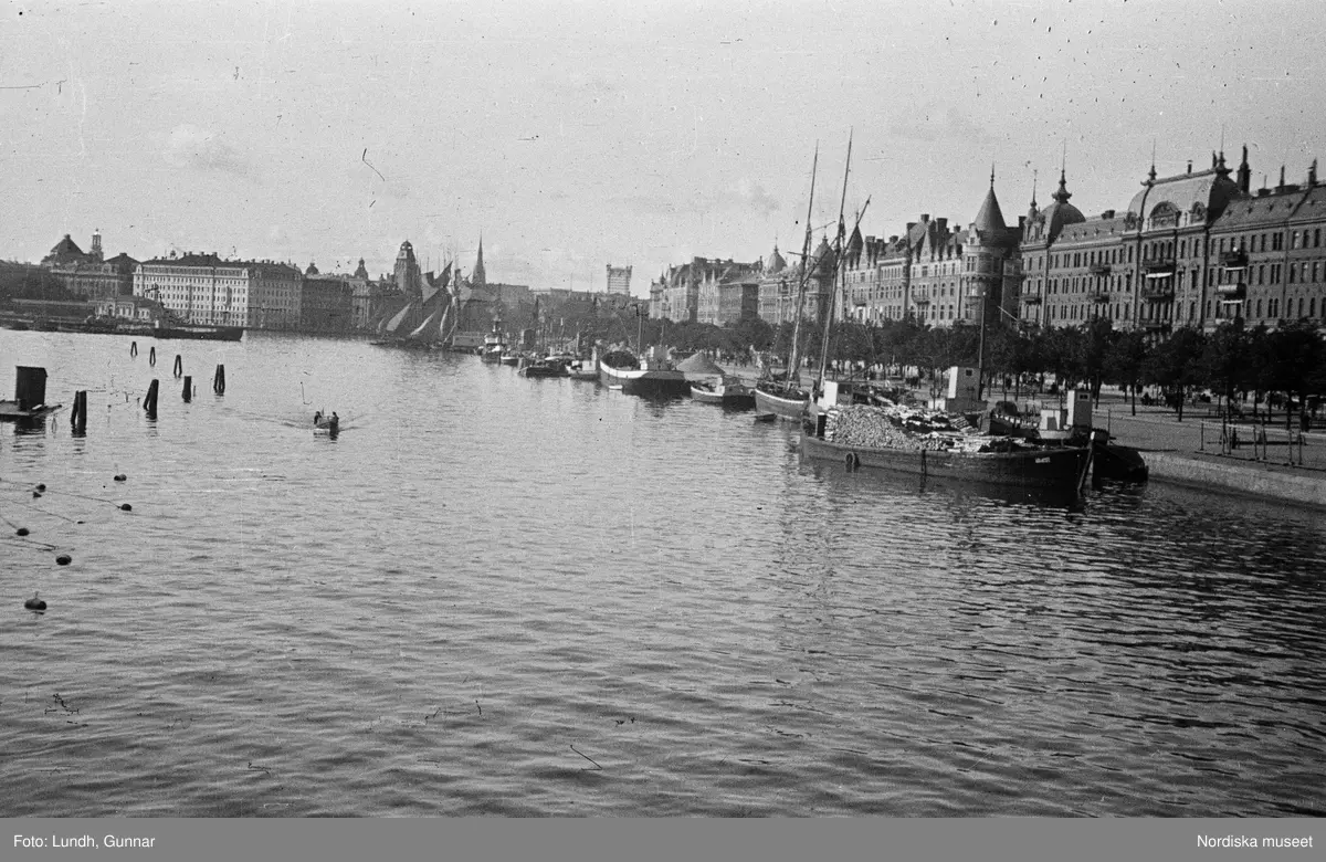 Motiv: Slottet, Riksbanken, Lyktgubbe, Riksbron, Norrström;
Man med stege vid gatlykta.

Motiv: Astor på sjukhus, Ego på Djurgårdsbron, Polishusets rivning, Operan;
Rivningsfastighet.