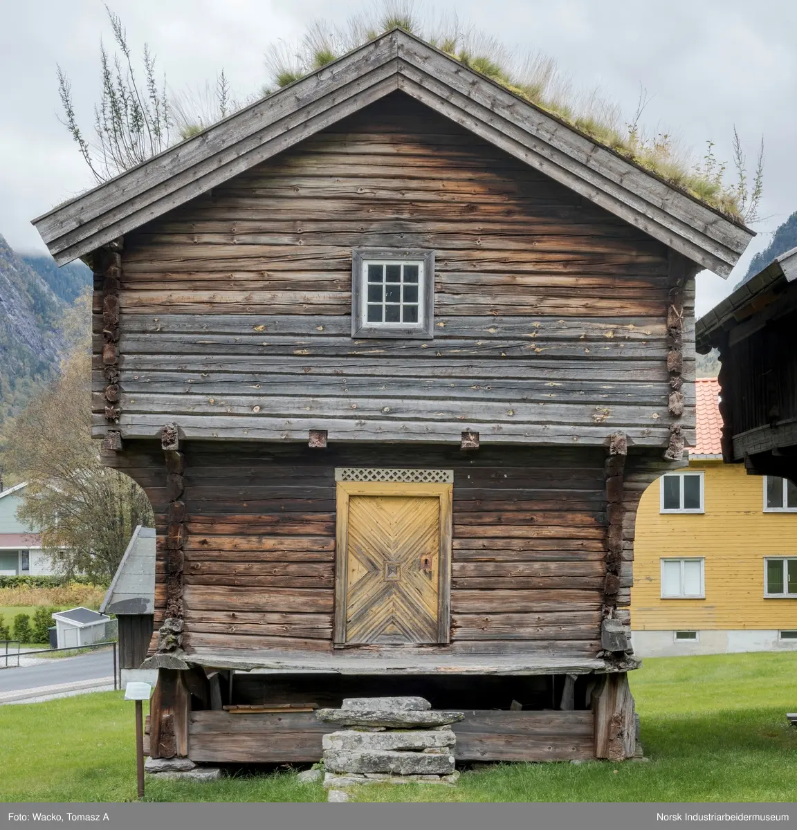 Bur frå Øverland