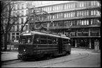 På linje 20 står Trafik Aktiebolaget Stockholm Södra Lidingöns Järnväg, SSLidJ 18 vid Humlegårdsgatan.