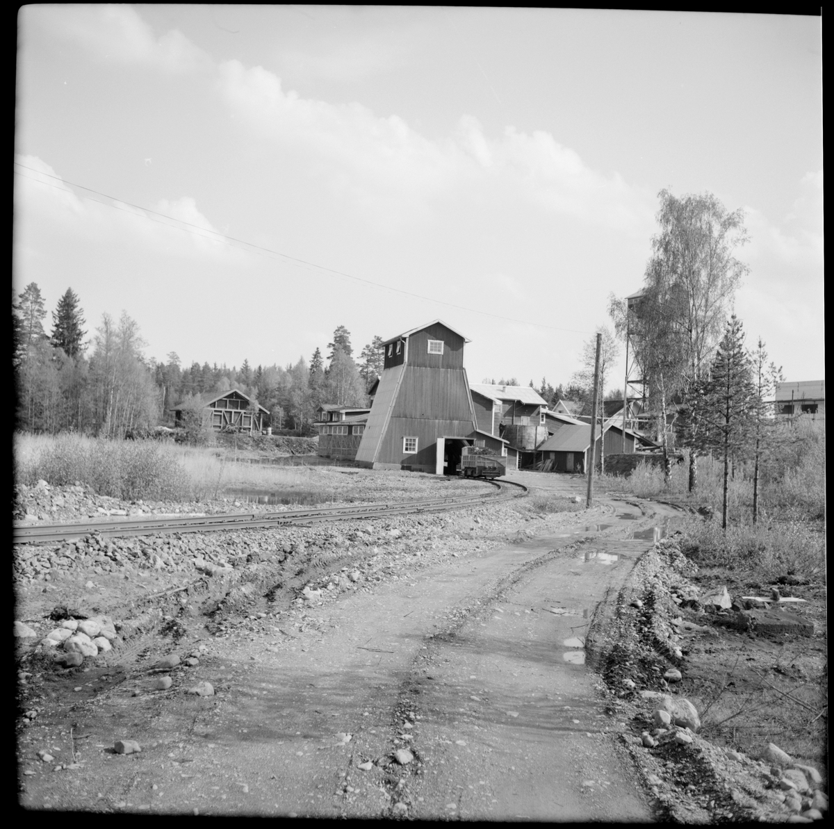 Åmmebergs Järnväg, ÅJ motorvagn "Bulleroxen" vid Zinkgruvan. Tvåaxlig med tippvagn.