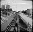 Saltsjöbanan, järnvägsbro mellan Henriksdals station och Sickla station, Stockholm. Under bron syns delar av riksväg 222 